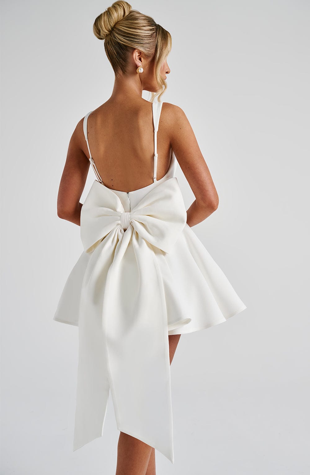ANGÉLIQUE – Ivoor mini-jurk met charme en volume