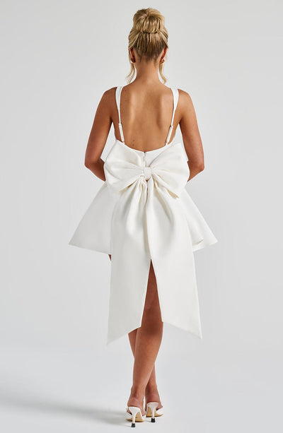 ANGÉLIQUE – Ivoor mini-jurk met charme en volume