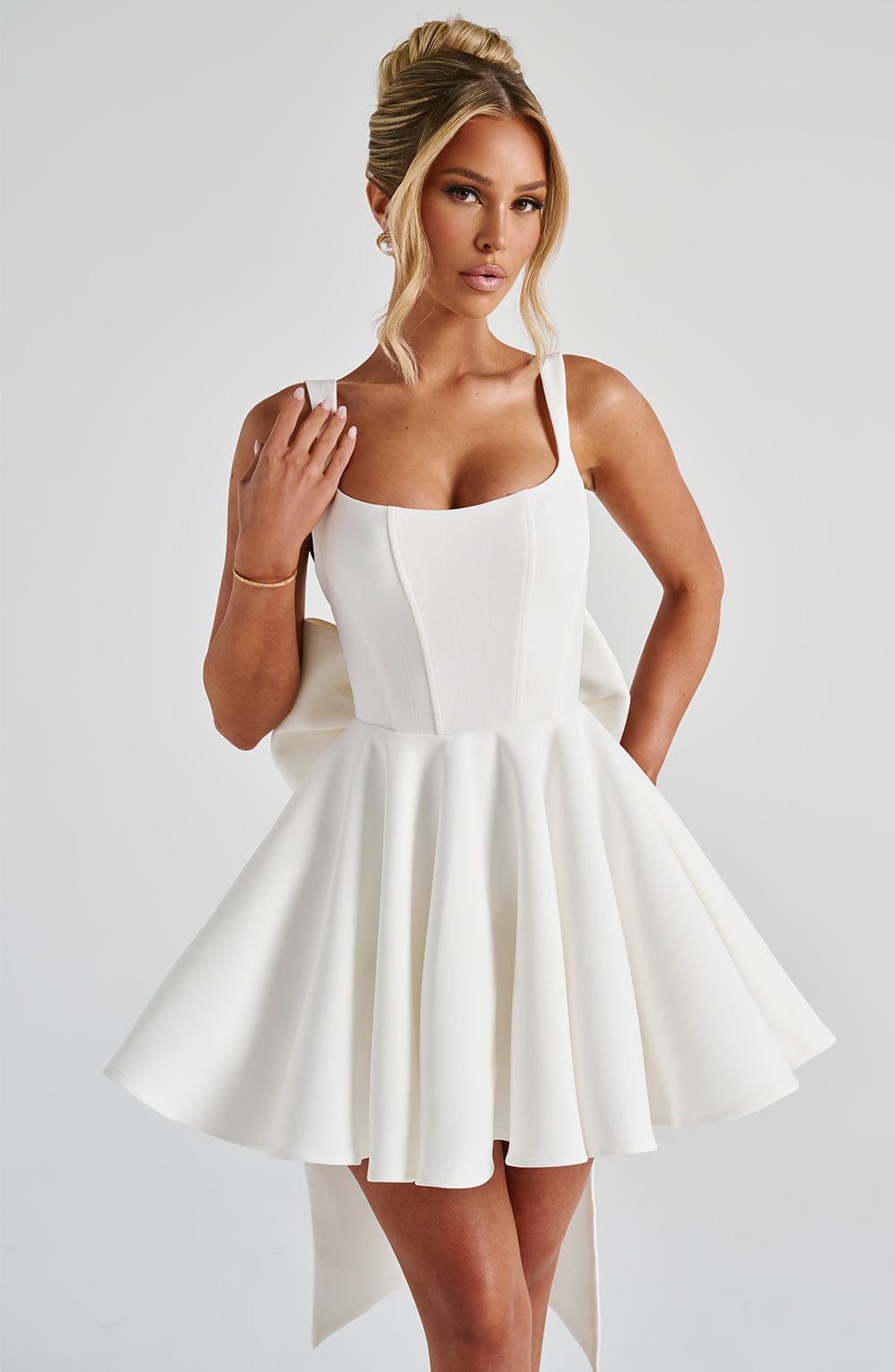 ANGÉLIQUE – Ivoor mini-jurk met charme en volume