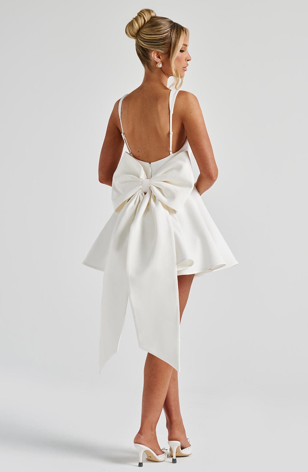 ANGÉLIQUE – Ivoor mini-jurk met charme en volume