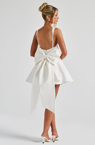 ANGÉLIQUE – Ivoor mini-jurk met charme en volume