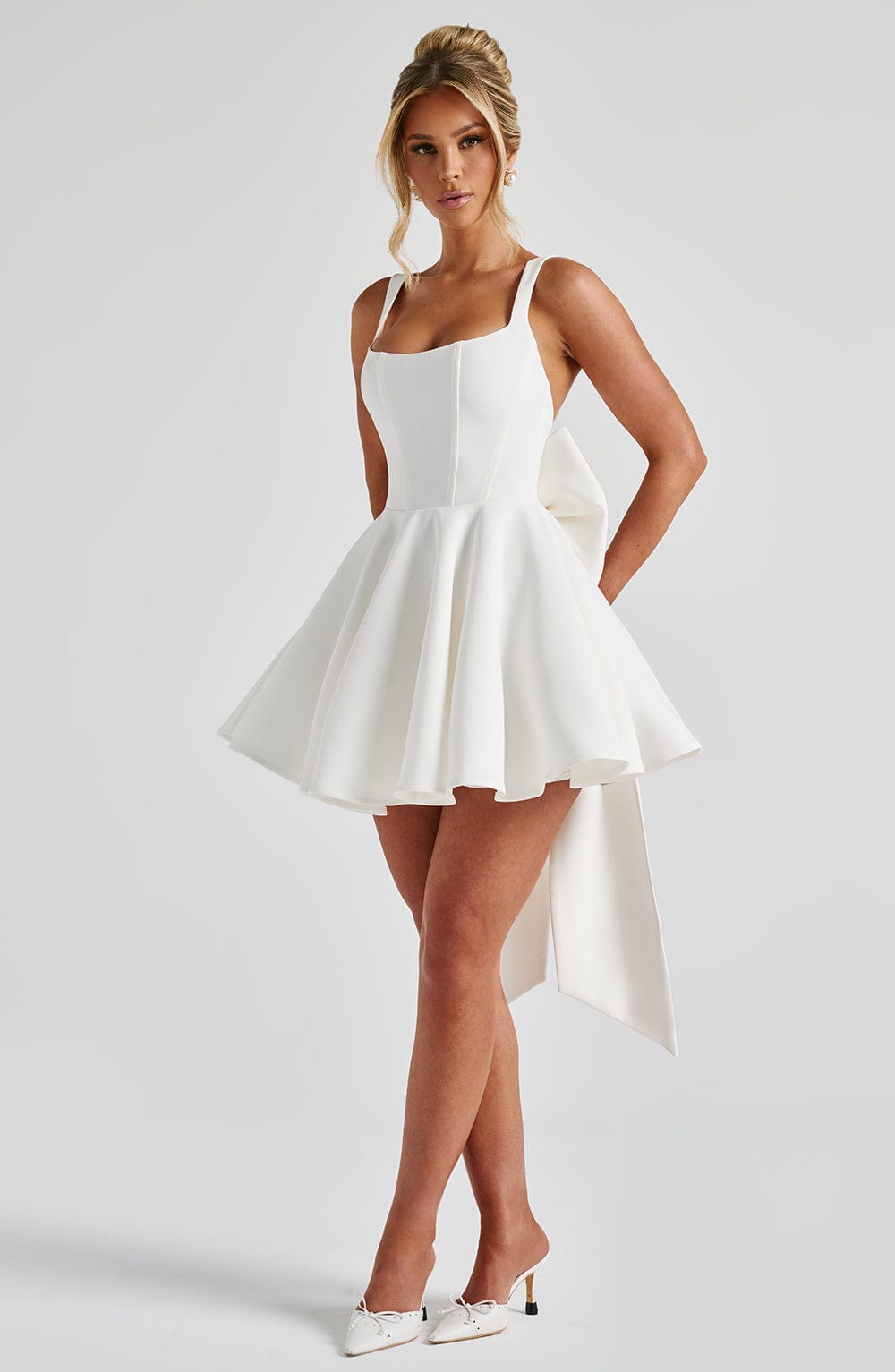 ANGÉLIQUE – Ivoor mini-jurk met charme en volume