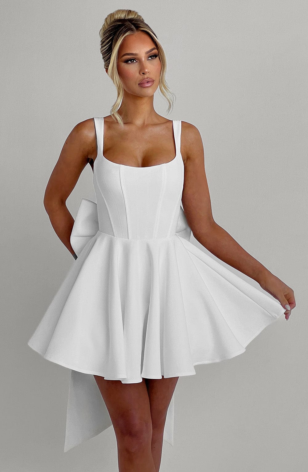 ANGÉLIQUE – Ivoor mini-jurk met charme en volume